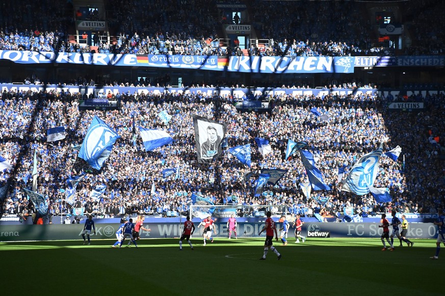 Sport Bilder des Tages Stimmung in der Schalker Nordkurve der Veltins Arena 19.03.2022, Fussball GER, Saison 2021 2022, 2. Bundesliga, 27. Spieltag, FC Schalke 04 - Hannover 96 2:1 Foto: Maik H