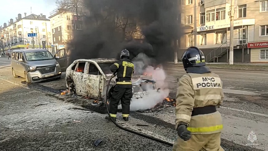 HANDOUT - 30.12.2023, Russland, Belgorod: Auf diesem Videostandbild, das vom Telegrammkanal des russischen Ministeriums für Notfallsituationen via AP veröffentlicht wurde, löschen Feuerwehrleute brenn ...