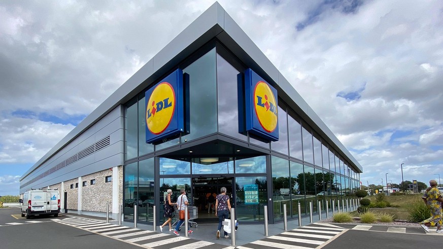 xsvx, Wirtschaft Einzelhandel, emwir , v.l. Logo, Schriftzug, Werbung Supermarkt Discounter Lidl in Lamballe in der N