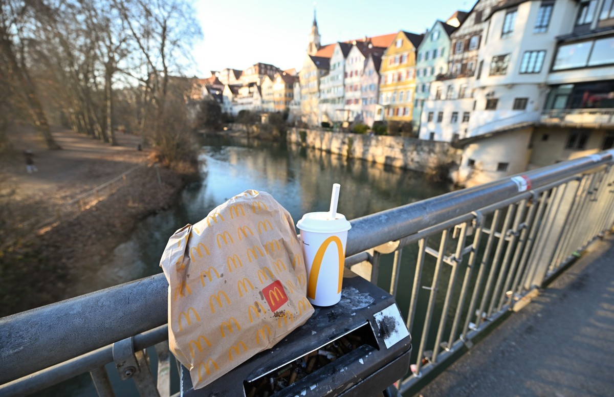 PRODUKTION - 21.01.2025, Baden-W�rttemberg, Karlsruhe: Eine McDonald&#039;s To-Go-T�te und ein To-Go-Becher stehen auf einem M�lleimer auf der Neckarbr�cke in T�bingen (gestellte Szene). Das Bundesver ...