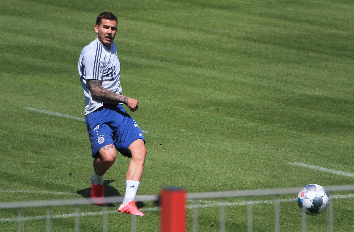 27.05.2020, FC Bayern Training, Saebenerstrasse Muenchen, Fussball, im Bild: Lucas Hernandez FCB *** 27 05 2020, FC Bayern Training, Saebenerstrasse Munich, Soccer, Sports, in picture Lucas Hernandez  ...
