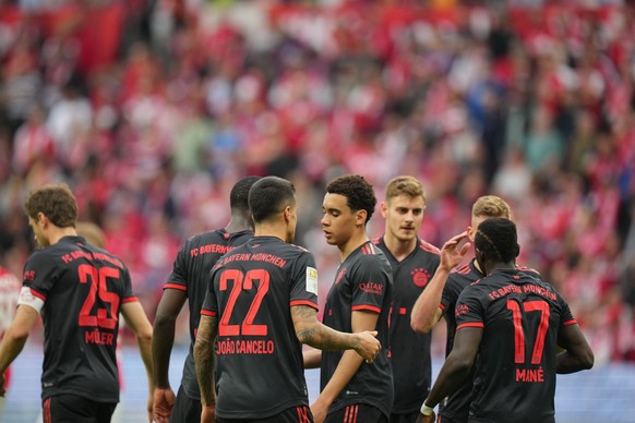 22.04.2023, Rheinland-Pfalz, Mainz: Fußball: Bundesliga, FSV Mainz 05 - Bayern München, 29. Spieltag, Die Bayern-Spieler reagieren nach der 1:3-Niederlage. Foto: Thomas Frey/dpa - WICHTIGER HINWEIS: G ...