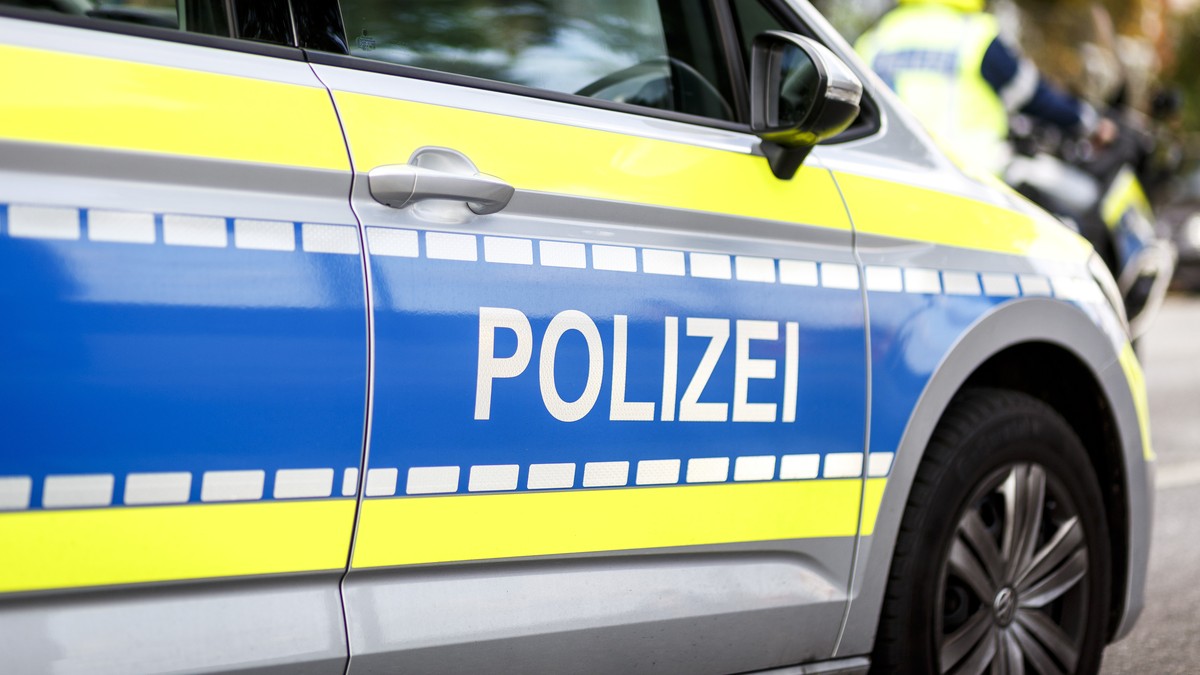 Symbolbild Polizei Polizeifahrzeug bei einer Demonstration am 28.09.2019 in Hamburg. Hamburg Deutschland Symbol picture police police car at a demonstration on 28 09 2019 in Hamburg Hamburg Germany
