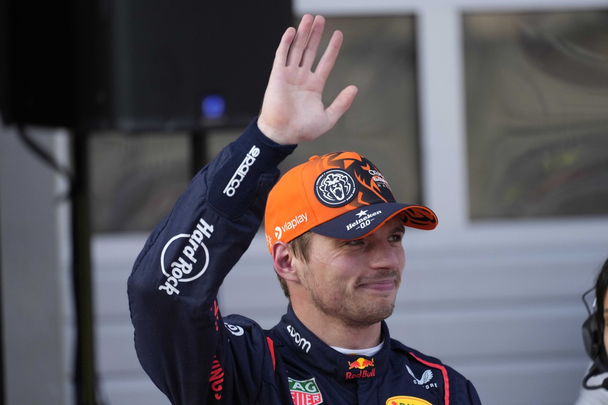 28.06.2024, Österreich, Spielberg: Motorsport: Formel-1-Weltmeisterschaft, Grand Prix von Österreich, 1. Qualifyingsession: Der niederländische Red-Bull-Pilot Max Verstappen winkt den Zuschauern zu, n ...