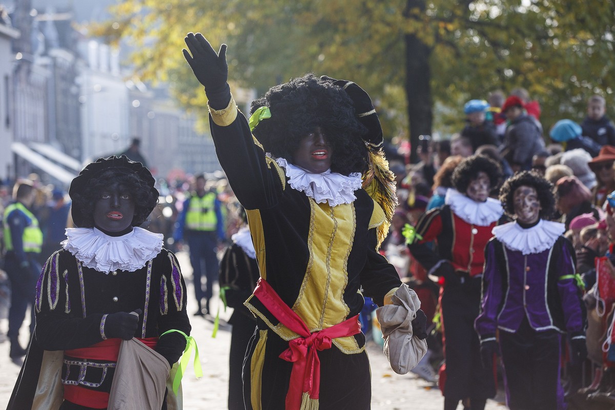 DEN BOSCH, Entry of Sinterklaas Den Bosch, 17-11-2019. Zwarte Piet at Entry of Sinterklaas Den Bosch Entry of Sinterklaas Den Bosch PUBLICATIONxINxGERxSUIxAUTxONLY x5270871x Copyright: