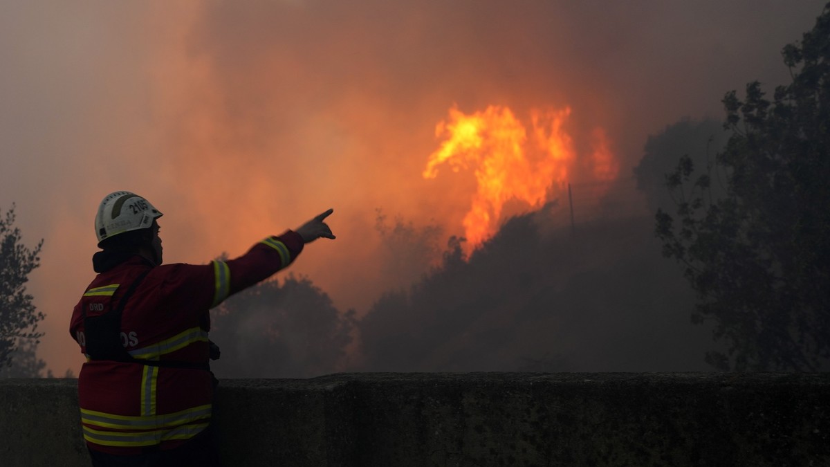 Le Portugal brûle – 1 400 personnes évacuées à cause des incendies de forêt
