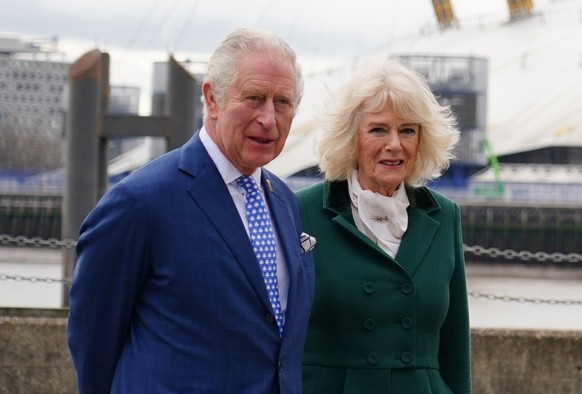 ARCHIV - 03.02.2022, Großbritannien, London: Charles (l-r), damaliger Prinz von Wales und Gründer und Präsident der Stiftung «The Prince&#039;s Foundation», und seine Frau Camilla treffen zu einem Bes ...