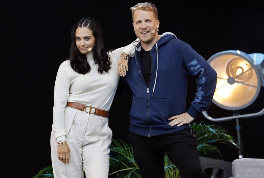 Amira Pocher mit Ehemann Oliver Pocher mit dem Programm Die Pochers hier live beim BonnLive Kulturgarten Open Air 2021 in der Rheinaue. Bonn, 01.08.2021 *** Amira Pocher with husband Oliver Pocher wit ...