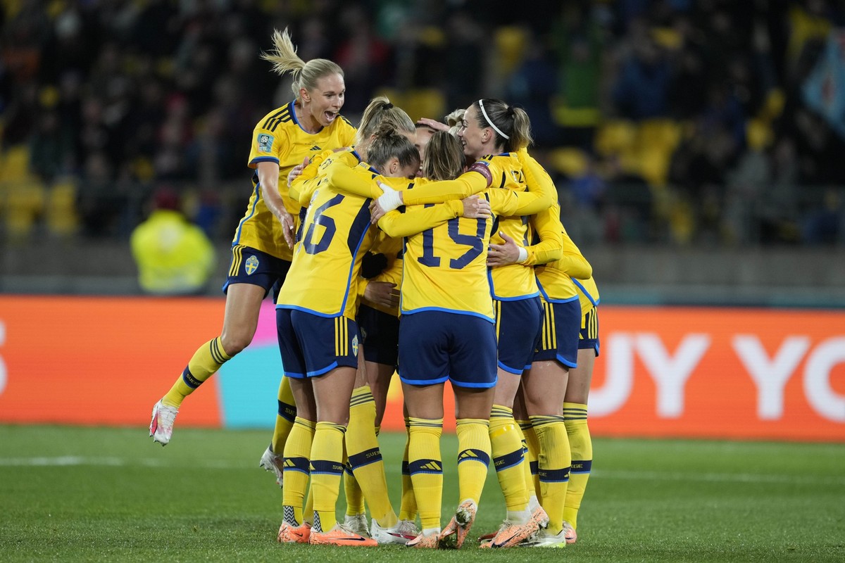 29.07.2023, Neuseeland, Wellington: Fußball, Frauen: WM, Schweden - Italien, Vorrunde, Gruppe G, 2. Spieltag: Schwedens Stina Blackstenius (verdeckt) jubelt mit ihren Mitspielern nach ihrem Tor zum 3: ...