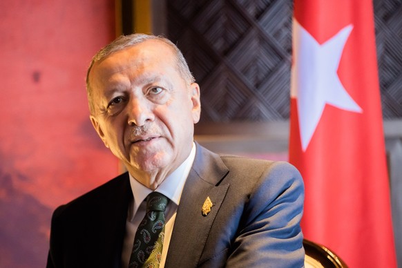 ARCHIV - 16.11.2022, Indonesien, Nusa Dua: Recep Tayyip Erdogan, Präsident der Türkei, trifft Bundeskanzler Scholz bei einem bilateralen Gespräch beim G20-Gipfel. (zu dpa: «100 Jahre Türkei - Erdogans ...