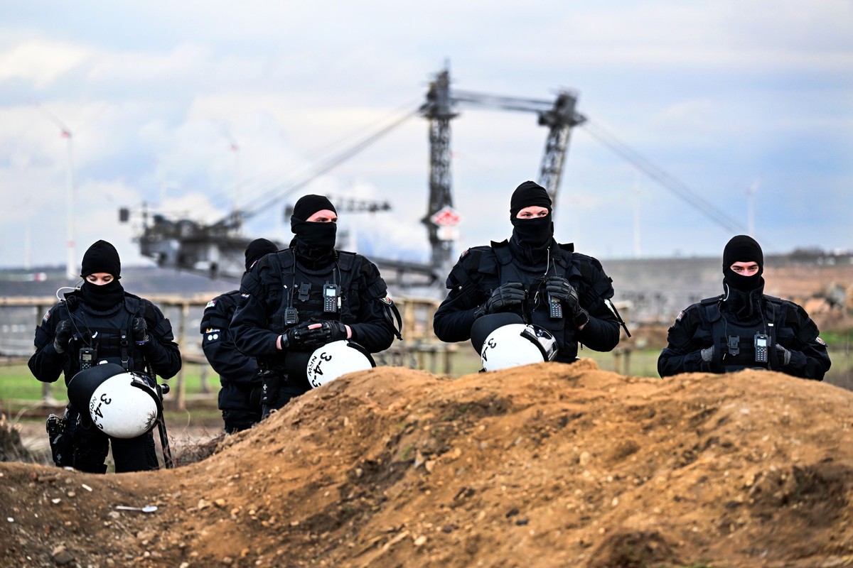 dpatopbilder - 09.01.2023, Nordrhein-Westfalen, Erkelenz: Polizisten sichern das Gelände beim Braunkohletagebau Garzweiler II. Lützerath soll zur Erweiterung des Braunkohletagebaus Garzweiler II abgeb ...