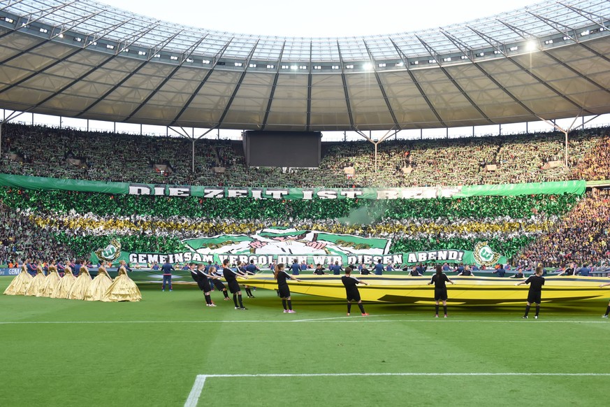 Berlin, Deutschland 30. Mai 2015: DFB Pokalfinale 2015 - Borussia Dortmund vs. VfL Wolfsburg Fans aus Wolfsburg mit einer Choreografie zu Spielbeginn, mt

Berlin Germany 30 May 2015 DFB Cup finals 2 ...