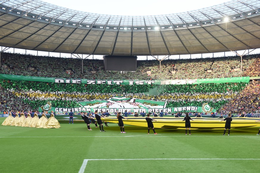 Berlin, Deutschland 30. Mai 2015: DFB Pokalfinale 2015 - Borussia Dortmund vs. VfL Wolfsburg Fans aus Wolfsburg mit einer Choreografie zu Spielbeginn, mt

Berlin Germany 30 May 2015 DFB Cup finals 2 ...