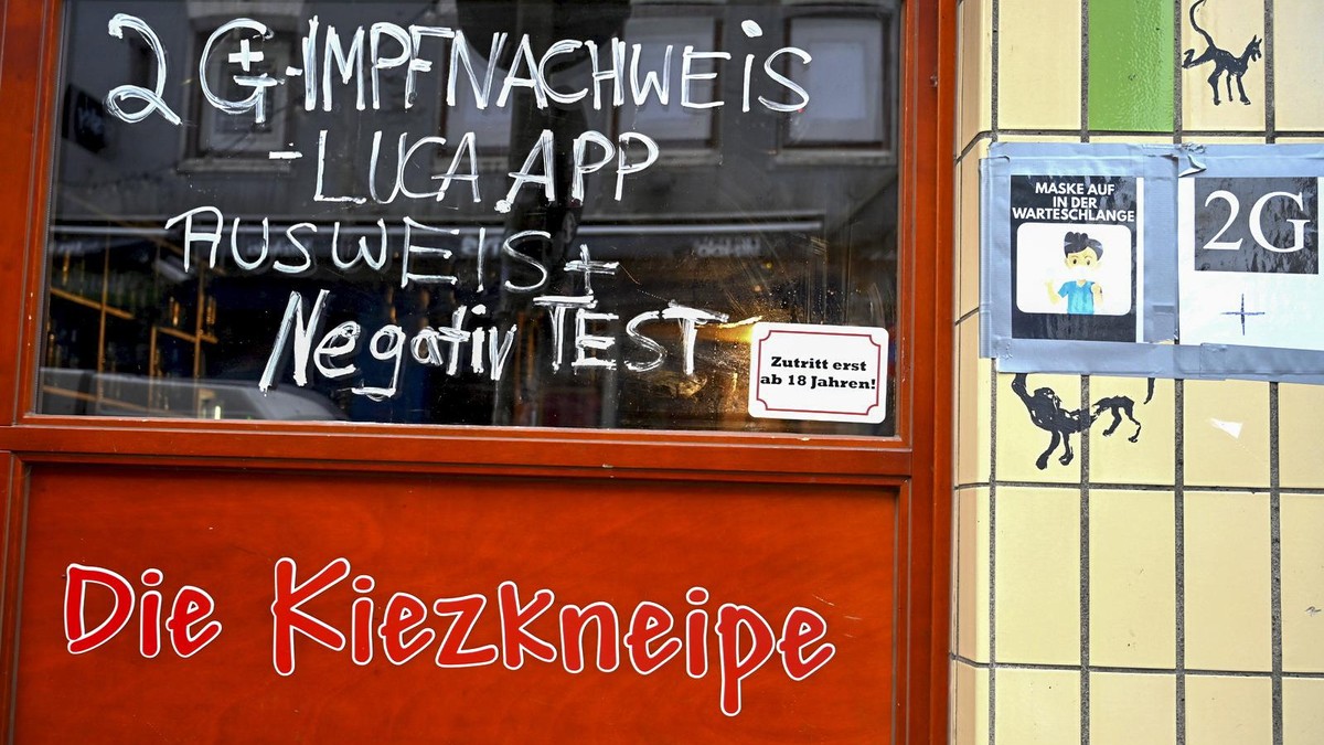 Hamburg 05.Januar 2022 Schilder in den Geschaeften Laeden , die Corona Maßnahmen werden verschärft - 2G + Plus Regel wird ausgeweitet Symbolfotos zum Thema 2G Plus 2G plus bedeutet, dass nur Menschen ...