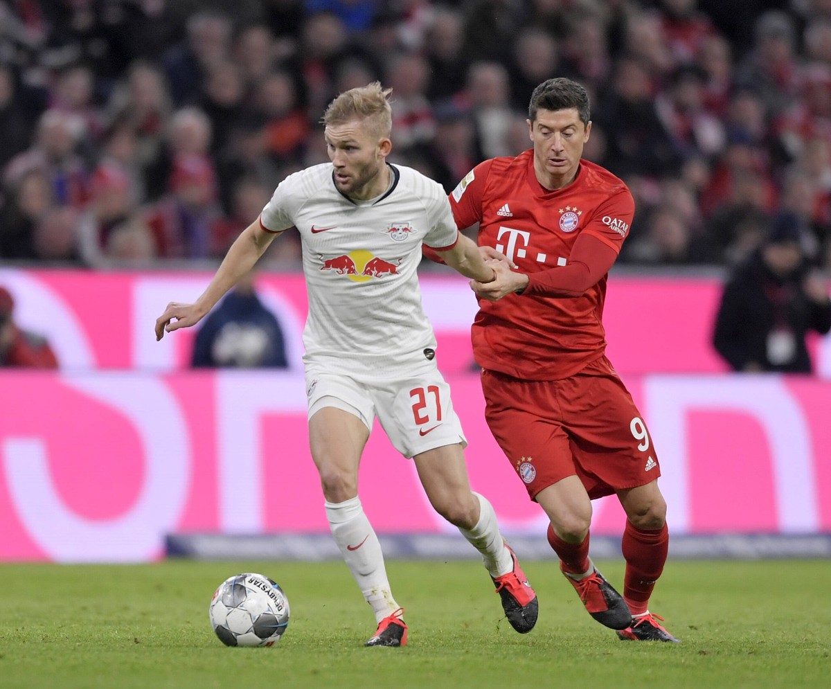 Konrad Laimer im Zweikampf mit Robert Lewandowski