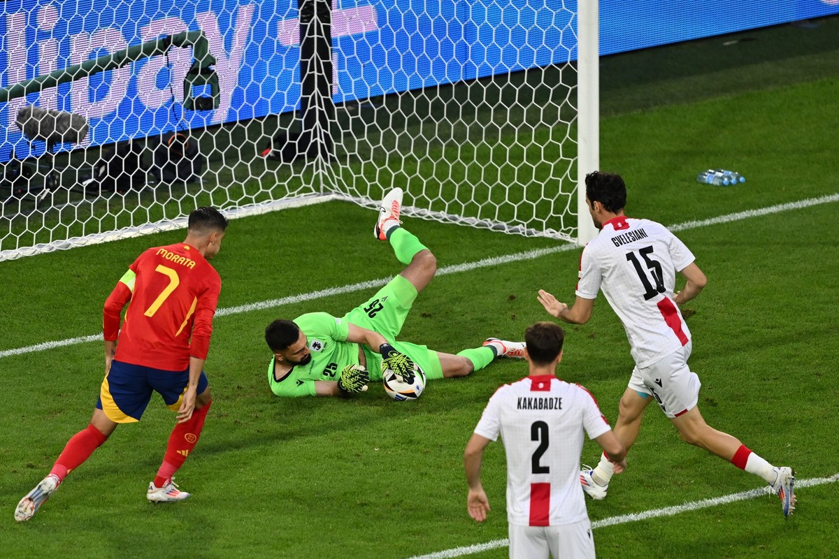 30.06.2024, Nordrhein-Westfalen, K�ln: Fu�ball, UEFA Euro 2024, EM, Spanien - Georgien, Finalrunde, Achtelfinale, K�ln Stadion, Georgiens Torh�ter Giorgi Mamardaschwili (M) pariert den Ball. Foto: Dav ...
