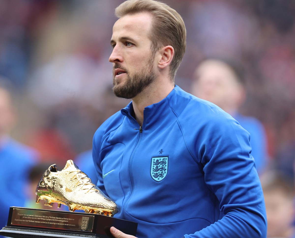 England v Ukraine: Group C - UEFA EURO, EM, Europameisterschaft,Fussball 2024 Qualifying Round Harry Kane of England poses with their Golden Boot trophy during UEFA EURO 2024 qualifier round group C m ...