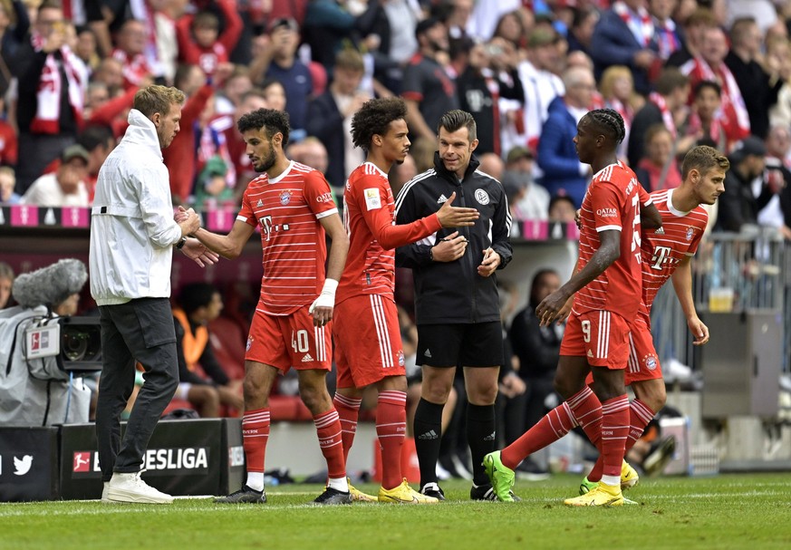 10.09.2022, Fussball 1. Bundesliga 2022/2023, 06.Spieltag, FC Bayern München - VfB Stuttgart, in der Allianz-Arena München. Wechsel, v.li: Trainer Julian Nagelsmann FC Bayern München, shakehands mit N ...