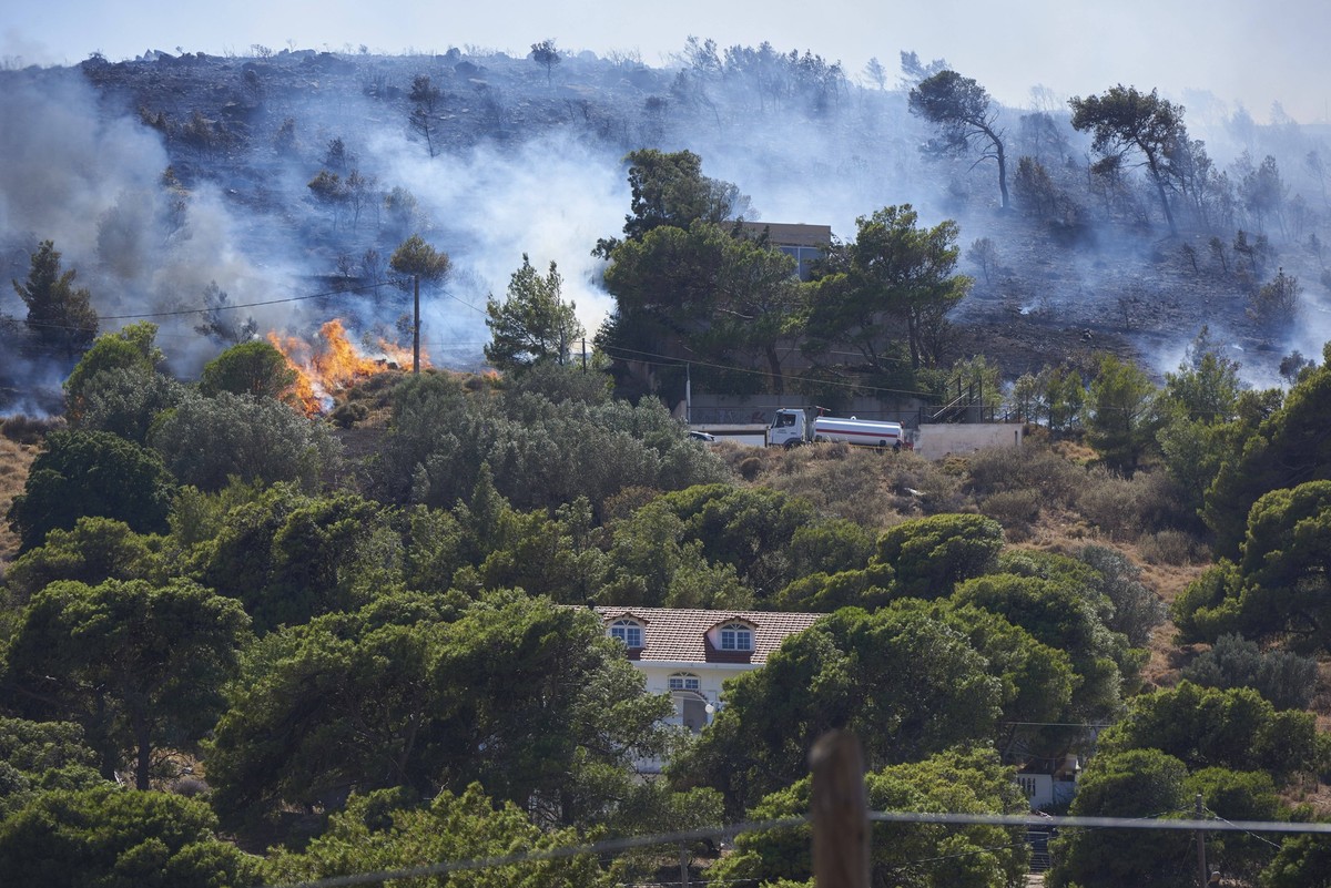 June 30, 2024, Athens, Greece: Firemen and helicopters try to control a large wildfire in Keratea. Many homes were evacuated and houses were burnt during the wildfire that took place in Keratea, an ar ...