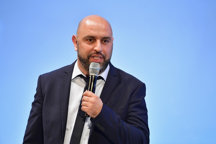 HAMBURG, GERMANY - APRIL 27: Comedian Serdar Somuncu speaks on stage at the Nannen Award 2017 on April 27, 2017 in Hamburg, Germany. (Photo by Alexander Koerner/Getty Images for Gruner + Jahr)