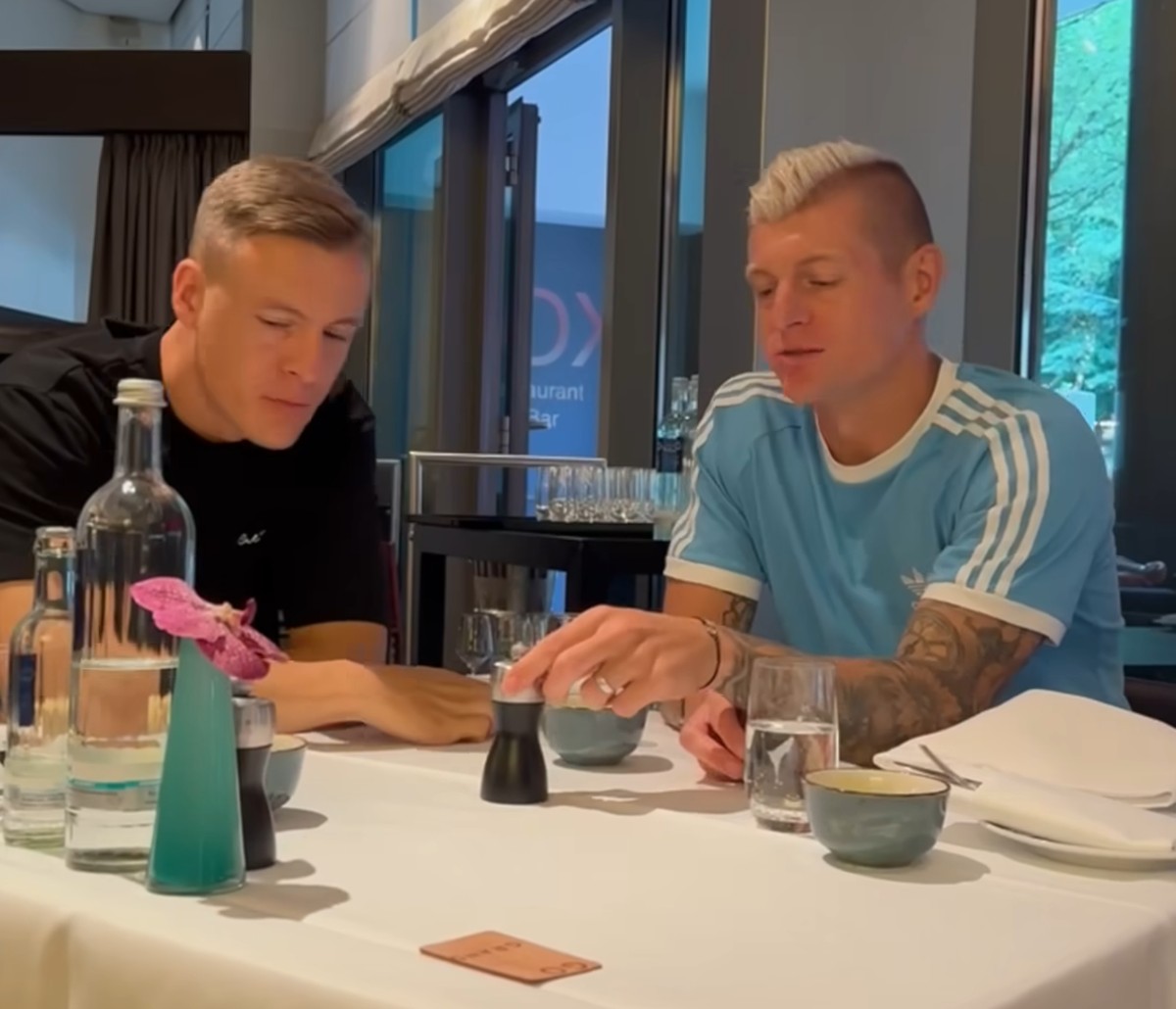 Die Brüder Kroos zeigen sich auf Social Medie hoch konzentriert mit ihrem Salzstreuer.