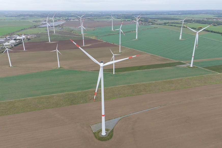 03.11.2023, Sachsen, Glaubitz: Windräder stehen im Windpark Streumen nebeneinander. Der Energieversorger Sachsen-Energie hat in dem Windpark drei neue Windenergieanlagen mit einer Nennleistung von 14, ...