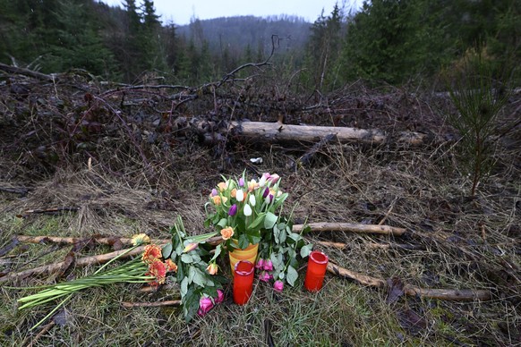 14.03.2023, Nordrhein-Westfalen, Freudenberg: Blumen und Kerzen wurden am Fundort des getöteten Mädchens Luise niedergelegt. Bei der Obduktion der Leiche sind zahlreiche Messerstiche festgestellt word ...