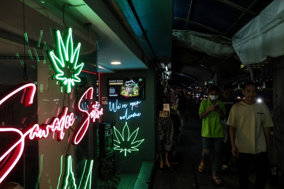 June 13, 2023, Bangkok, Thailand: People walk past a cannabis dispensary in Bangkok, Thailand, on June 13, 2023. Bangkok Thailand - ZUMAm177 20230613_zip_m177_006 Copyright: xValeriaxMongellix