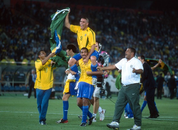 Brazil v Germany 30 June 2002, Yokohama - FIFA World Cup, WM, Weltmeisterschaft, Fussball - Brazil v Germany - Ronaldo balances on the shoulders of Vampeta as Brazil celebrate victory. photo by Mark L ...