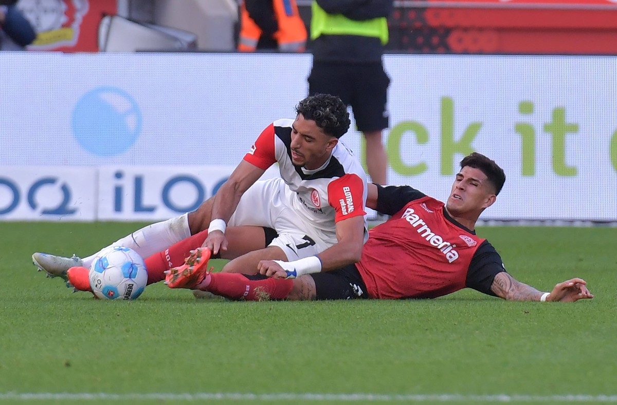 19.10.2024, xblx, Fussball 1.Bundesliga, Bayer 04 Leverkusen - Eintracht Frankfurt emspor, v.l. Omar Marmoush Eintracht Frankfurt, Piero Hincapie Bayer Leverkusen DFL/DFB REGULATIONS PROHIBIT ANY USE  ...