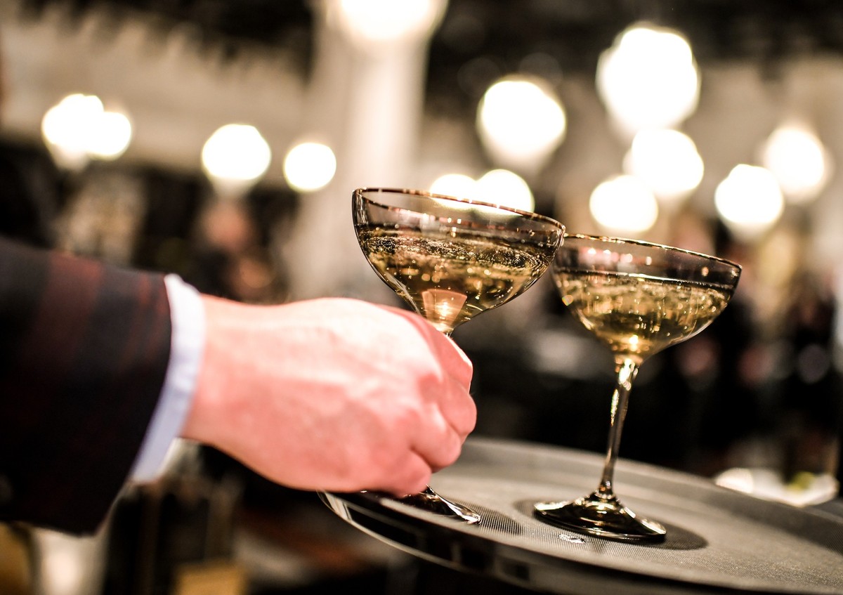 ARCHIV - 14.01.2020, Berlin: ILLUSTRATION - Champagner wird bei einer Veranstaltung angeboten. (zu dpa: «Bezahlte Luxushotels: Viele EU-Abgeordnete schlampen bei Transparenz») Foto: Britta Pedersen/dp ...