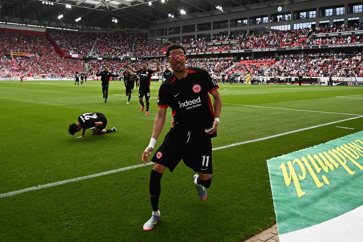17.05.2025, xjhx, Fussball 1.Bundesliga, SC Freiburg - Eintracht Frankfurt v.l. Jubel, Freude �ber den Einzug in die Champions League Hugo Ekitike Eintracht Frankfurt DFL/DFB REGULATIONS PROHIBIT ANY ...