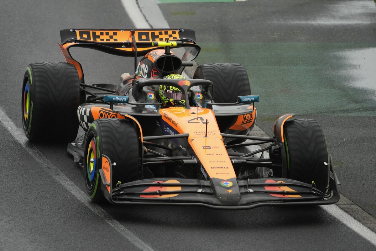 McLaren driver Lando Norris of Britain steers his car during the Australian Formula One Grand Prix at Albert Park, in Melbourne, Australia, Sunday, March 16, 2025. (AP Photo/Asanka Brendon Ratnayake)