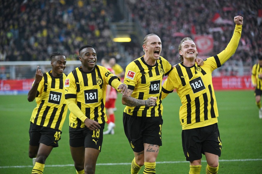 Jubel 4:1, v.re., Julian Brandt Borussia Dortmund, Marius Wolf Borussia Dortmund, Youssoufa Moukoko Borussia Dortmund, Jamie Bynoe Gittens Borussia Dortmund 04.02.2023, Fussball GER, Saison 2022 2023, ...