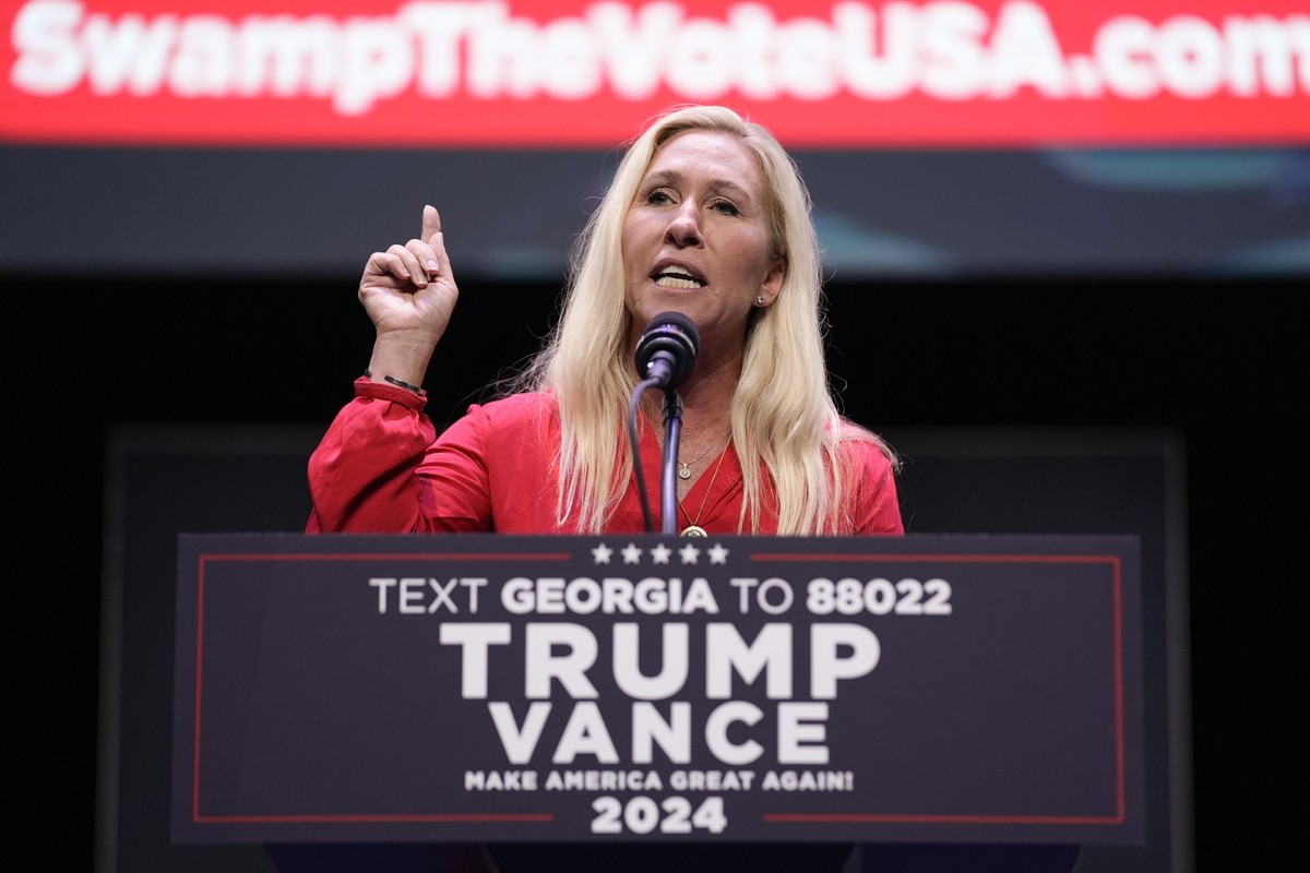 ARCHIV - 24.09.2024, USA, Savannah: Die US-Abgeordnete Marjorie Taylor Greene spricht, bevor der republikanische US-Präsidentschaftskandidat und ehemalige US-Präsident Trump eintrifft, um im Johnny Me ...