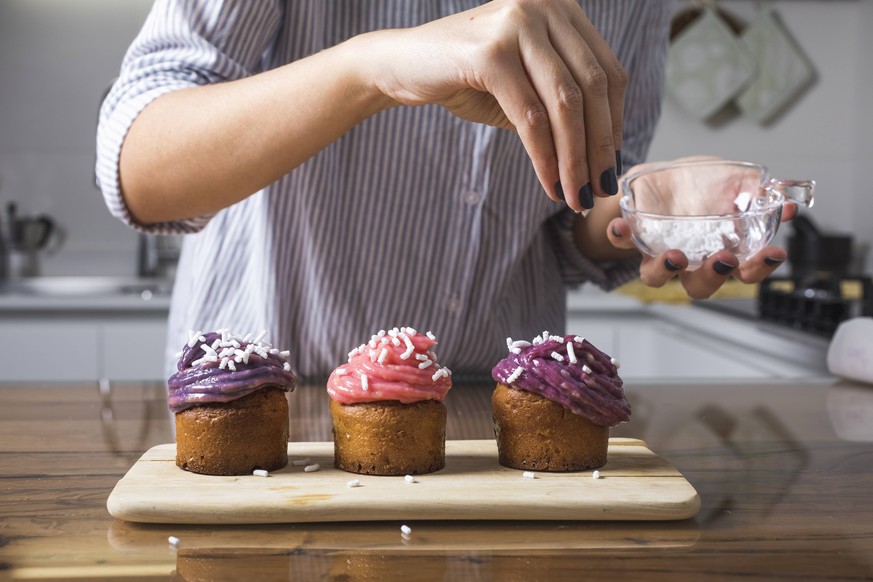 Woman preparing muffins at home model released Symbolfoto property released PUBLICATIONxINxGERxSUIxAUTxHUNxONLY MAUF01271