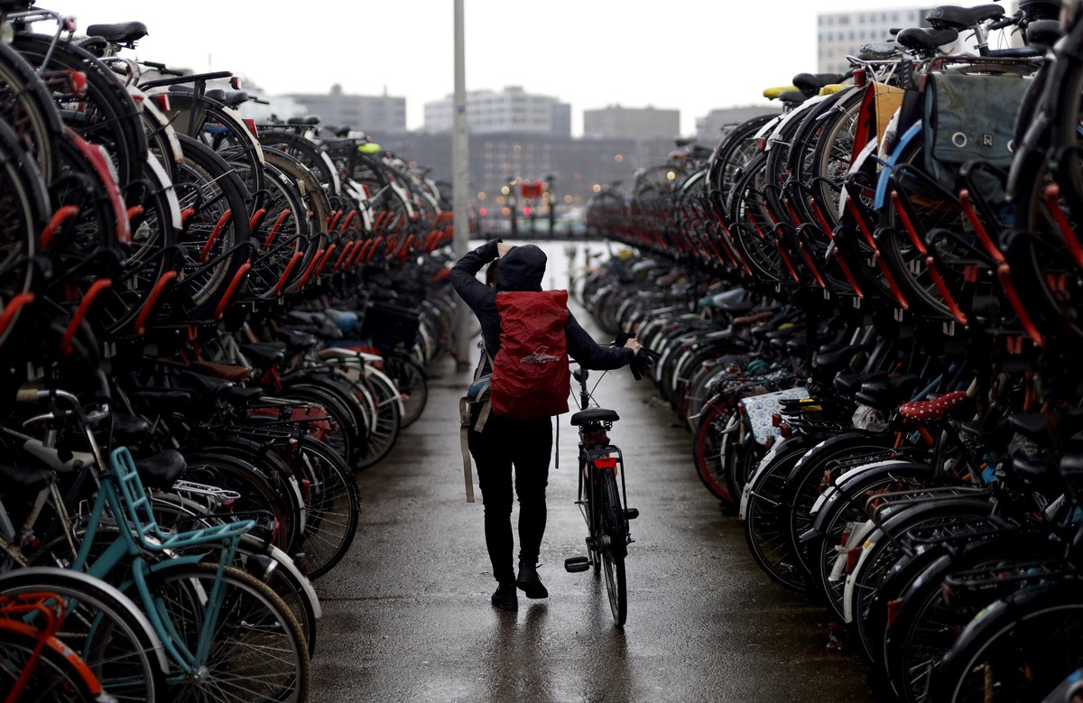 Fahrradparkhaus am Hauptbahnhof in Amsterdam. (Themenbild, Symbolbild) Amsterdam, 25.12.2021