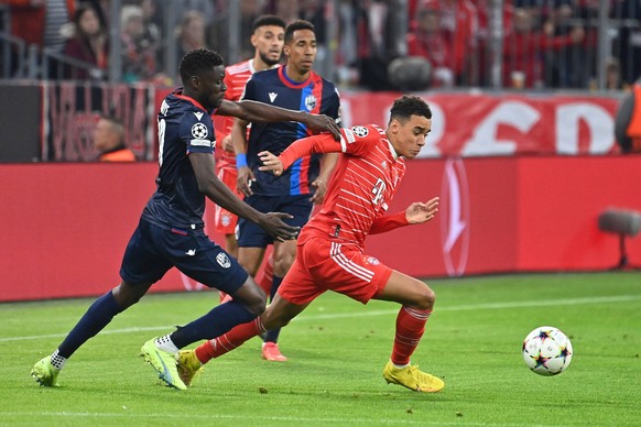 Jamal MUSIALA Bayern Muenchen, Aktion,Zweikampf gegen Modou NDIAYE Pilsen . Fussball Champions League / FC Bayern Muenchen-Viktoria Pilsen Gruppenphase, 3.Spieltag am 04.10.2022, A L L I A N Z A R E N ...