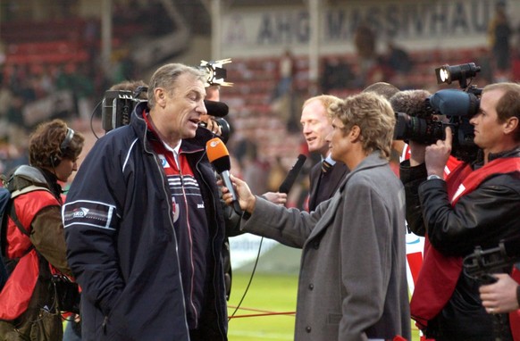 Trainer Eduard Geyer (Cottbus) im Interview mit ZDF-Field-Reporterin Claudia Neumann, dahinter Coach Sammer bei Sat.1 - beide mit geschlossenen Augen!

team manager Eduard Geyer Cottbus in Interview ...