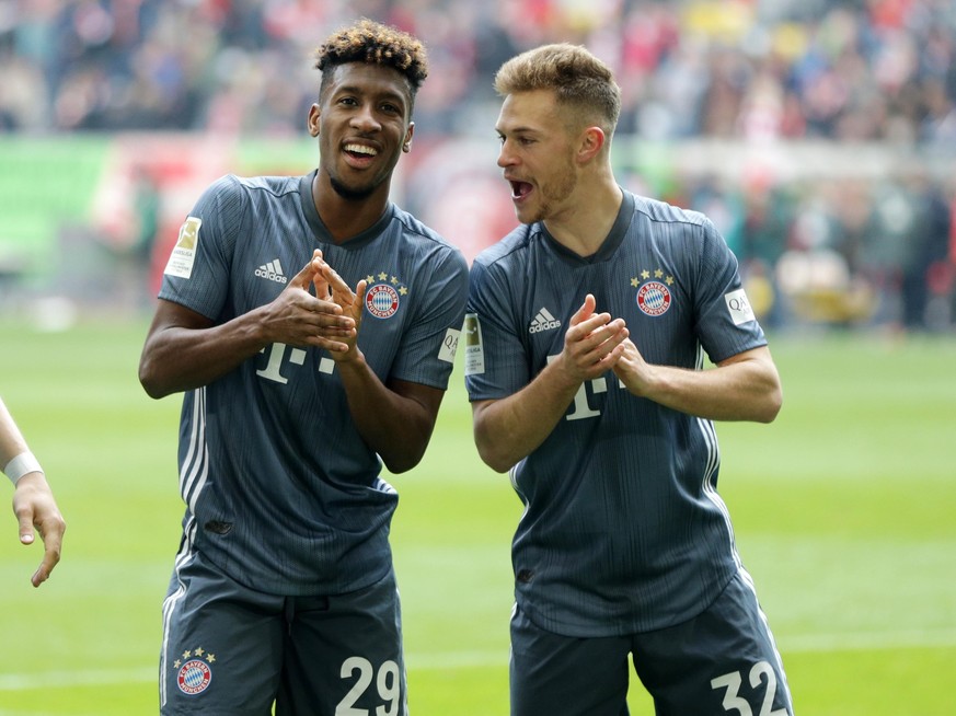 Joshua Kimmich ( FC Bayern ) und Kingsley Coman ( FC Bayern ) freuen sich über den Sieg Fortuna Düsseldorf vs FC Bayern München 1:4 Fussball 1 . Bundesliga Saison 2018 / 2019 DFL regulations prohibit  ...