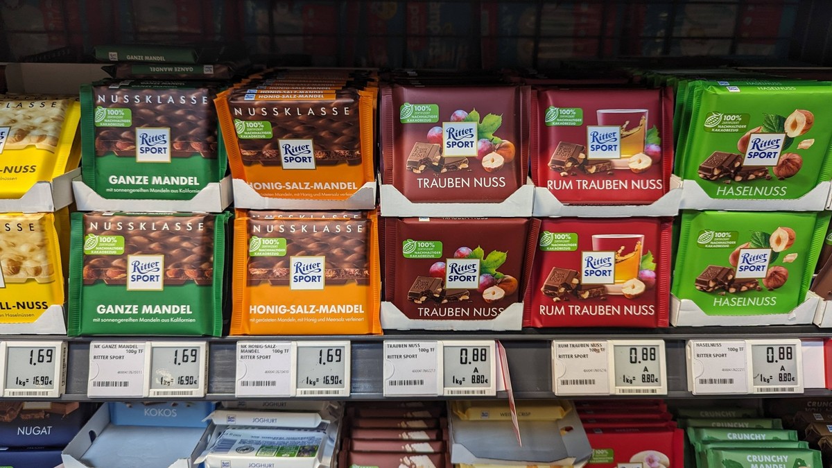Schokolade der Firma Ritter Sport in einem Regal in einem Supermarkt *** Chocolate the Company Ritter Sport in a Shelf in a Supermarket 1130000551