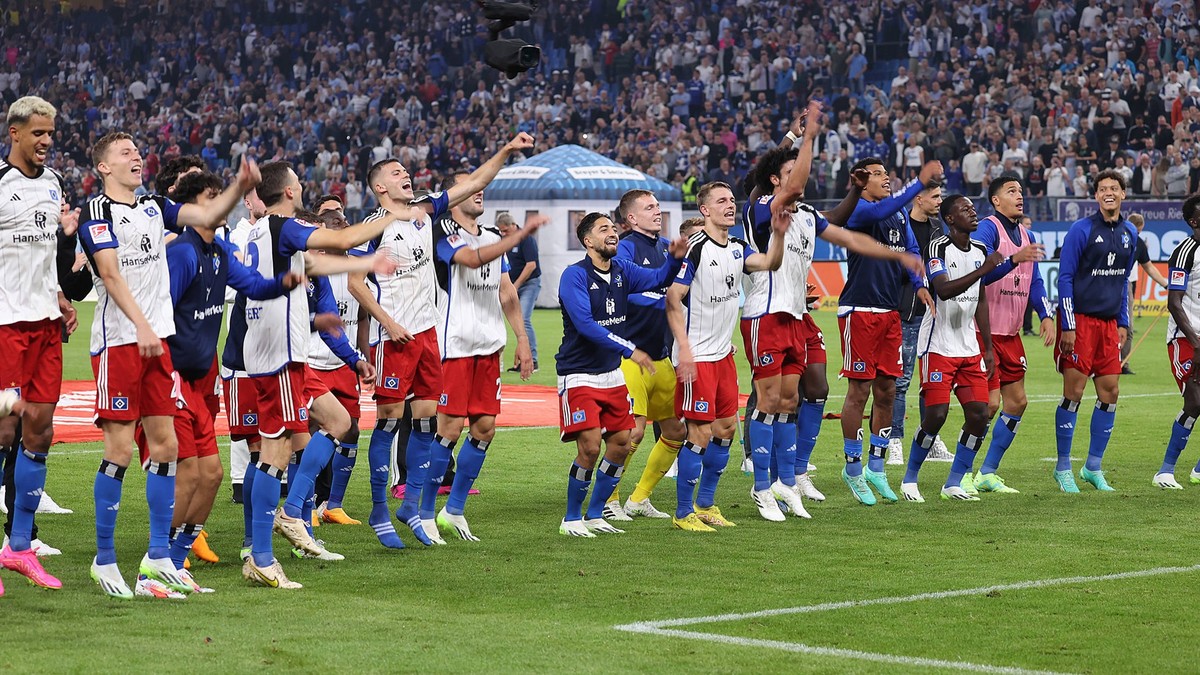 Die Mannschaft des HSV feiert mit den Fans, Robert Glatzel HSV, Immanuel Pherai HSV... Fussball, Herren, Saison 2023/2024, 2.BL, Volksparkstadion, Hamburger SV gegen FC Schalke 04, 5-3 DFL REGULATIONS ...