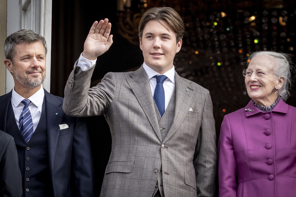 ARCHIV - 15.10.2023, Dänemark, Kopenhagen: Prinz Christian (M) von Dänemark winkt an seinem 18. Geburtstag auf Schloss Amalienborg in Begleitung von Königin Margrethe (r) und Kronprinz Frederik (l) vo ...