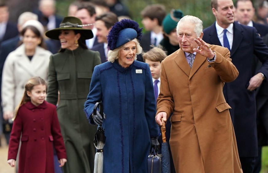 25.12.2022, Großbritannien, Sandringham: Prinzessin Charlotte (l-r), Kate, die Prinzessin von Wales, Camilla, die Königsgehmalin, Prinz George, König Charles III. und William, der Prinz von Wales beim ...