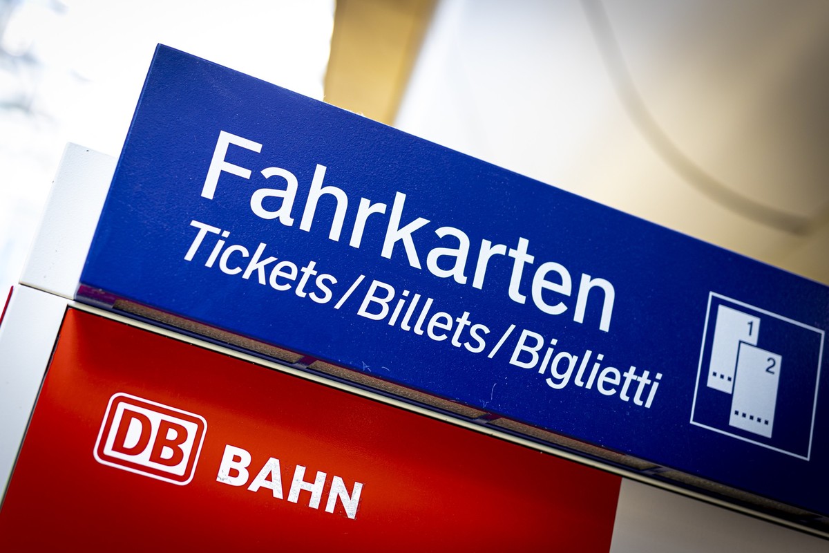 ARCHIV - 15.05.2022, Niedersachsen, Hannover: Ein Fahrkartenautomat der Deutschen Bahn steht im Hauptbahnhof. Nach dem schon vom Bundestag beschlossenen Gesetz stellt der Bund von 2023 bis 2025 jeweil ...