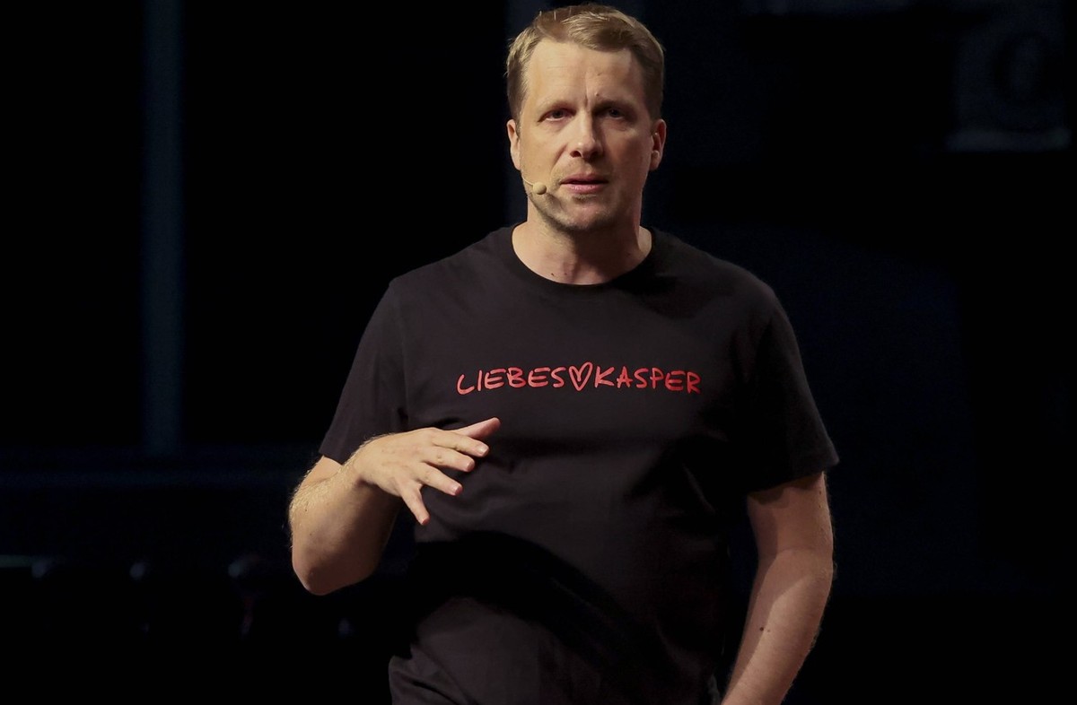Oliver Pocher steht auf der Buehne und praesentiert sein Programm, Der Liebeskasper, Oliver Pocher, Friedrich-Ebert-Halle, 12.05.2024, Ludwigshafen, Deutschland. *** Oliver Pocher is on stage and pres ...