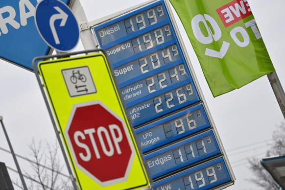 Die Benzinpreise steigen aufgrund des Krieges in der Ukraine auf Rekordniveau, wie der Blick auf eine Tankstelle in München am 7. März 2022 zeigt.