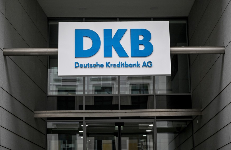 04.11.2022, Berlin: Filiale der DKB-Bank in Berlin. Bei Girokonten der Deutschen Kreditbank ist es zu fehlerhaften Buchungen gekommen. Grund sei eine technische Störung, sagte ein Unternehmenssprecher ...