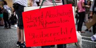 Ein abgeschobener Flüchtling hat Suizid begangen – warum Seehofer deshalb kritisiert wird
