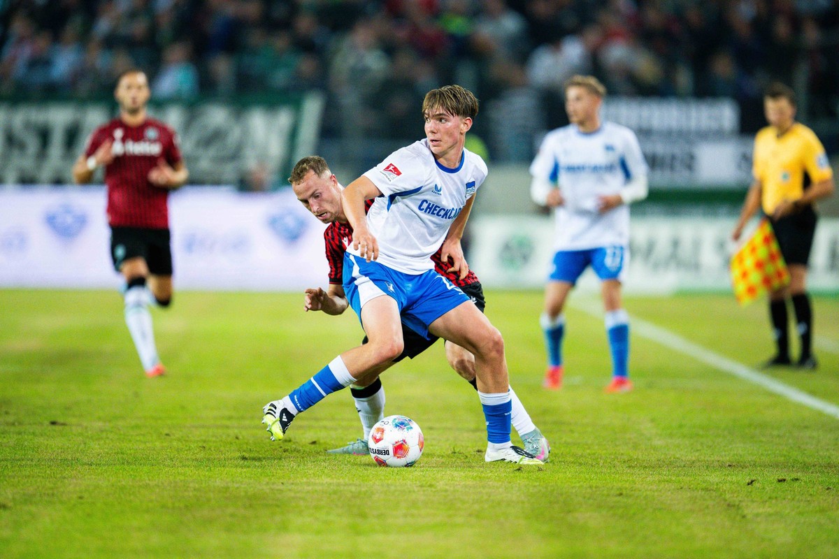 13.09.2025 - Fu�ball, 2025/2026, 2. Bundesliga, 5. Spieltag, Hannover 96 - Hertha BSC Berlin: L-R Maurice Neubauer Hannover, Kennet Eichhorn Berlin DFL REGULATIONS PROHIBIT ANY USE OF PHOTOGRAPHS AS I ...